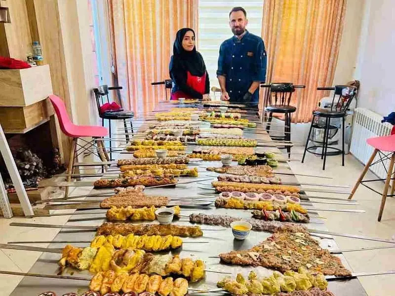 آموزش سیخ کشیدن جوجه کباب در آموزش انواع جوجه کباب آموزشگاه آرین احمدی